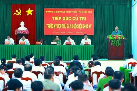 Премьер-министр Фам Минь Тьинь выступает на встрече с избирателями в уезде Омон, город Кантхо, 12 мая. (Фото: ВИA)