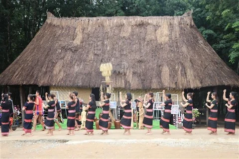 Исполнение гонга народностью Жечиенг. (Фото: ВИA)