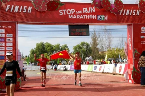Спортсмены заканчивают дистанцию в 42 км на марафоне Stop And Run BTV BTV Binh Thuan 2024. (Фото: ВИA)
