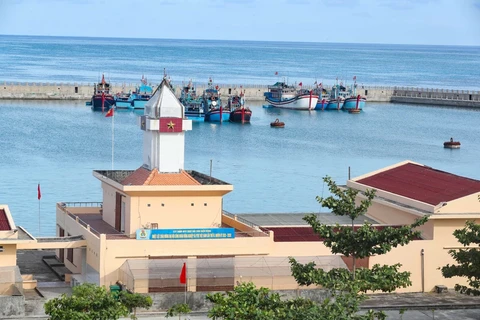 Якорная стоянка на острове Чыонгша Лон (Большой Спратли) является безопасным убежищем для судов. Логистический центр предлагает бесплатную пресную воду, снабжает провизией, продуктами питания и топливом, что позволяет рыбакам уверенно выходить в море. (Фото: ВИА)