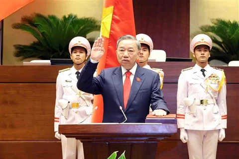 Новоизбранный президент государства То Лам принимает присягу 22 мая (Фото: ВИA)
