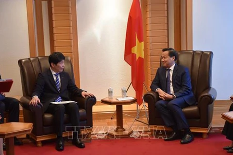 Вице-премьер Ле Минь Кхай (справа) и губернатор префектуры Гумма Ямамото Ичита. (Фото: ВИА) 