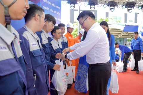Ле Мань Хунг вручает подарки малообеспеченным работникам в ТЭЦ Шонгхау 1