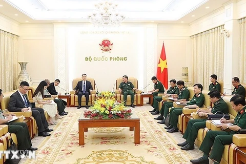 Заместитель министра обороны сеньор генерал-полковник Хоанг Суан Чиен (справа) принимает советника посольства Китая во Вьетнаме по полицейским делам Ван Бэня 29 мая. (Фото: ВИA)