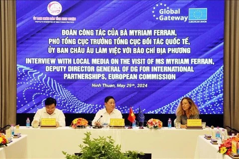 Мириам Ферран (первая справа), заместитель генерального директора Генерального директората Европейской комиссии по международному партнерству, выступает на брифинге для СМИ в провинции Ниньтхуан 29 мая. (Фото: ВИA)