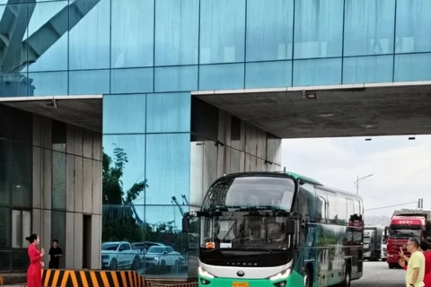 Первая группа туристов, путешествующих по маршруту Наньнин - Халонг, проходит через таможенные ворота моста Баклуан II. (Фото: Поддепартамент таможни Монгкай) 