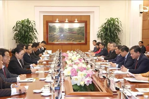 Высшие должностные лица партийной инспекции Вьетнама и Лаоса проводят переговоры в Ханое. (Фото: ВИA)