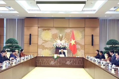 На приеме председателя Национального собрания Чан Тхань Мана (в центре) в честь послов и представителей стран-членов АСЕАН и Тимора-Лешти в Ханое 13 июня. (Фото: ВИA)