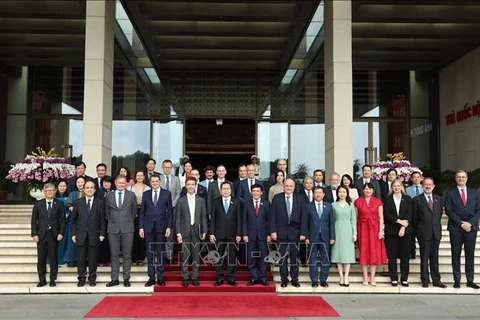 Председатель НС Чан Тхань Ман принимает европейских дипломатов. (Фото: ВИА)