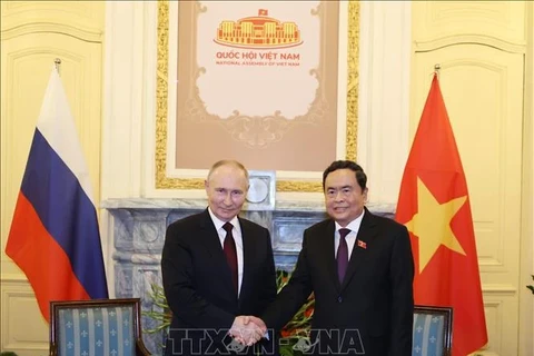 Председатель Национального собрания Чан Тхань Ман (справа) встретился с Президентом России Владимиром Путиным в Ханое 20 июня. (Фото: ВИA)