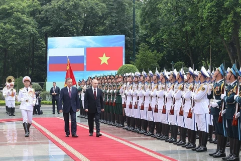 Президент Вьетнама То Лам и Президент России Владимир Путин во время обхода почетного караула Вьетнамской народной армии. (Фото: ВИА)