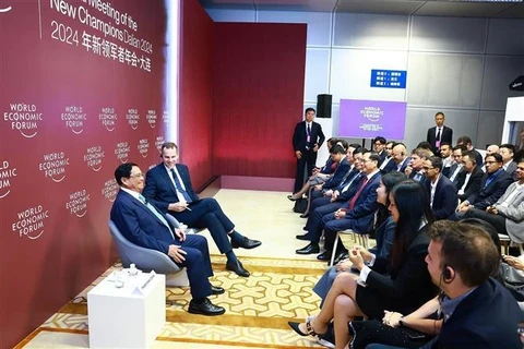 Премьер-министр Фам Минь Тьинь и другие участники диалога в городе Далянь, Китай, 25 июня. (Фото: ВИA)