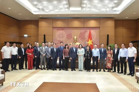 Заместитель председателя НС Нгуен Тхи Тхань (на переднем плане, восьмая справа) и члены парламентской группы дружбы между Вьетнамом - РК на встрече в Ханое 25 июня. (Фото: ВИA)