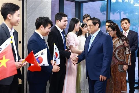 Премьер-министр Фам Минь Тьинь встречается с представителями посольства и других представительств Вьетнама и вьетнамской общины в Республике Корея (Фото: ВИA)
