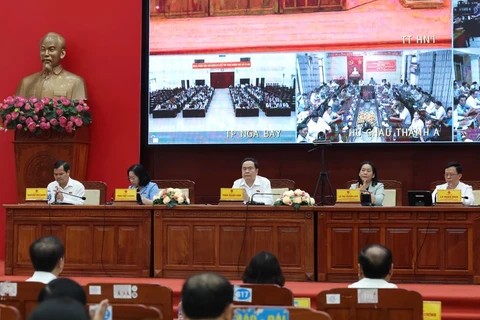 Председатель НС Чан Тхань Ман (в центре) встречается с избирателями. (Фото: ВИA)