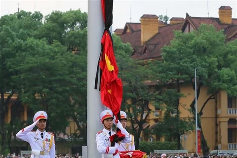 Национальный флаг был приспущен на площади Бадинь в Ханое в 6 утра 25 июля, что ознаменовало начало национального траура по генеральному секретарю партии Нгуен Фу Чонгу, который продлится с 25 по 26 июля. (Фото: ВИA) 