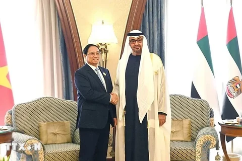 El primer ministro vietnamita, Pham Minh Chinh, se reúnió con el presidente de los Emiratos Árabes Unidos, Mohammed bin Zayed Al Nahyan, durante su visita para asistir a la Cumbre de la ASEAN y el Consejo de Cooperación del Golfo (CCG) en Arabia Saudita en 2023. (Fuente: VNA)