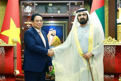 El primer ministro de Vietnam, Pham Minh Chinh (izquierda) se reunió con el vicepresidente y premier de EAU, Sheikh Mohammed bin Rashid Al Maktoum (Fuente: VNA)