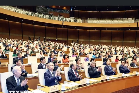 Los diputados de la Asamblea Nacional (AN) de Vietnam de la XV Legislatura evalúan el progreso del plan de desarrollo socioeconómico para 2024 (Fuente: VNA) 