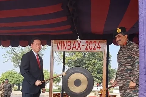 El embajador de Vietnam en India, Nguyen Thanh Hai (izquierda), y teniente general Rajesh Pushkar en el evento (Fuente: VNA)