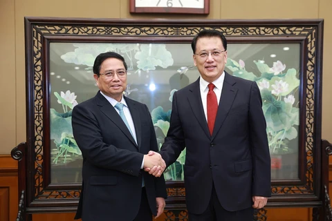 El primer ministro de Vietnam, Pham Minh Chinh (izquierda), se reunió con Yuen Jiajun, secretario del Comité del Partido Comunista en la ciudad de Chongqing (Fuente: VNA)