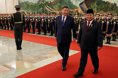 El presidente de Indonesia, Prabowo Subianto (derecha), sostuvo conversaciones con su homólogo chino, Xi Jinping (Fuente: Reuters)