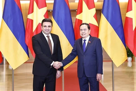 El presidente de la Asamblea Nacional de Vietnam (ANV), Tran Thanh Man (derecha), sostuvo conversaciones con su homólogo armenio, Alen Simonyan (Fuente: VNA)