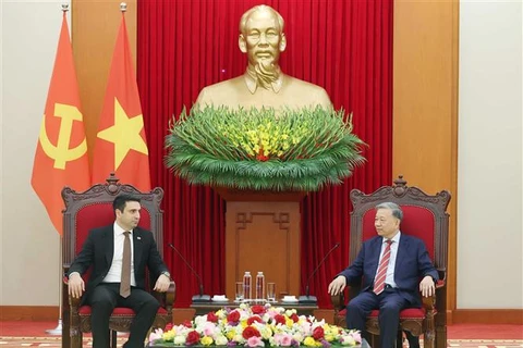 El secretario general del Partido Comunista de Vietnam (PCV), To Lam (derecha), recibió hoy en Hanoi al presidente de Asamblea Nacional de Armenia, Alen Simonyan