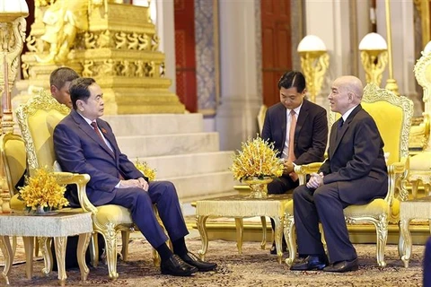 El presidente de la Asamblea Nacional de Vietnam, Tran Thanh Man (izquierda), fue recibido en Phnom Penh por el rey de Camboya, Norodom Sihamoni (Fuente: VNA)