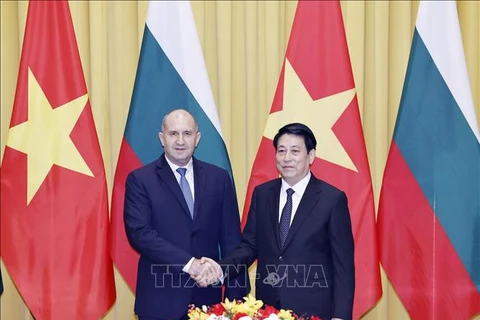 El presidente de Vietnam, Luong Cuong (derecha), y su par búlgaro, Rumen Radev (Fuente: VNA)