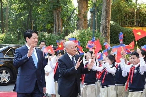 El presidente de Vietnam, Luong Cuong, preside la ceremonia de bienvenida al rey de Camboya, Preah Bat Samdech Preah Boromneat Norodom Sihamoni, quien realiza una visita de Estado del 28 al 29 del presente mes (Fuente: VNA)