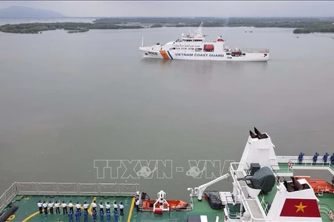 El Comando de la Región 3 de la Guardia Costera de Vietnam celebra una ceremonia de despedida para el buque CSB 8005 que transporta una delegación de trabajo a la India (Fuente: VNA)