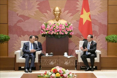 El vicepresidente de la Asamblea Nacional de Vietnam Tran Quang Phuong (derecha) se reúne con el presidente de la CAFIU, Ji Bingxuan (Fuente: VNA)