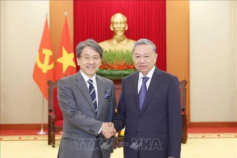 El secretario general del Partido Comunista de Vietnam, To Lam (derecha), recibe al presidente de la Junta Directiva del Banco Japonés para la Cooperación Internacional (JBIC), Maeda Tadashi (Fuente: VNA)