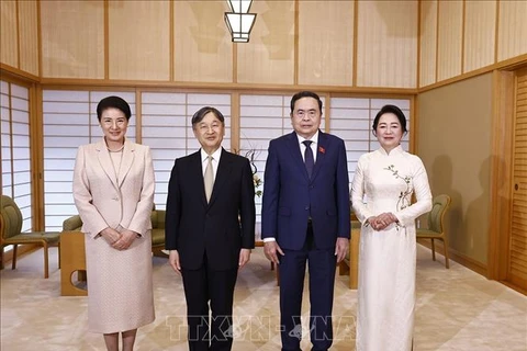 El presidente de la Asamblea Nacional de Vietnam (AN), Tran Thanh Man (segunda a la derecha), y su esposa, se reúnen con el emperador Naruhito y la emperatriz Masako. (Fuente: VNA)