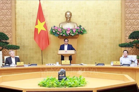 El primer ministro de Vietnam, Pham Minh Chinh preside la reunión ordinaria del Gobierno (Fuente: VNA)