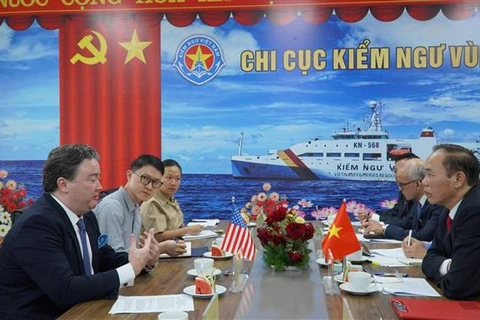 El embajador de Estados Unidos en Vietnam, Marc E. Knapper, trabaja con el viceministro de Agricultura y Desarrollo Rural, Phung Duc Tien (Fuente: VNA)