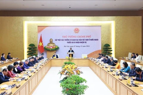 El primer ministro Pham Minh Chinh se reúne con embajadores y jefes de agencias representativas de Vietnam en el extranjero antes de que asuman sus nuevas funciones (Fuente: VNA)