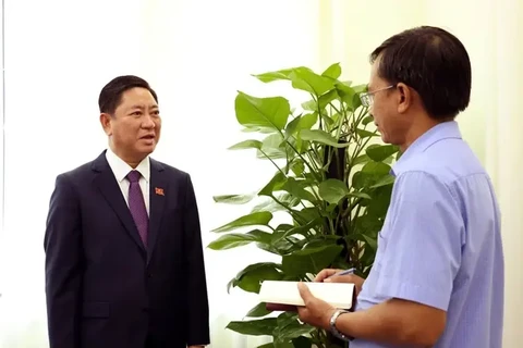 El presidente del Comité Popular de Ninh Thuan, Tran Quoc Nam, responde a las preguntas de reporteros de la VNA (Fuente: VNA)