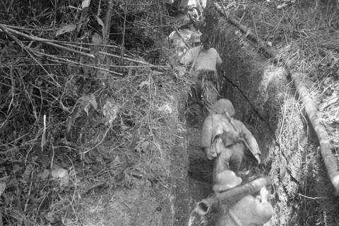 Au cours de la première offensive le 13 mars 1954, les soldats Viêt Minh progressent dans des tranchées pour attaquer et anéantir le centre de résistance Him Lam (Béatrice). Photo : VNA