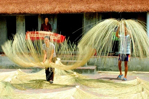 Le métier de tissage du carex de Kim Son. Photo: Centre d’information étrangère de la province de Ninh Binh