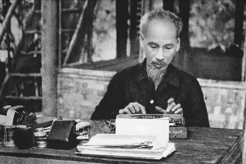 Le président Hô Chi Minh travaille dans le Viêt Bac pendant la guerre de résistance contre les Français. Photo d'archive: VNA