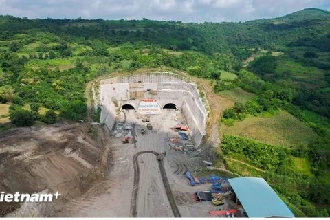 Chantier de construction du tunnel Tuy An, qui fait partie du projet de l’autoroute Nord-Sud à l’est. Photo : VietnamPlus