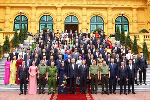 Le président de la République Tô Lâm (6e à partir de la gauche, premier rang) lors de sa rencontre avec le personnel du Bureau présidentiel, à Hanoi. Photo : VNA