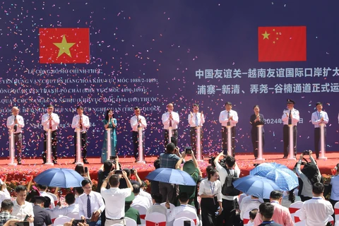 Les délégués lors de la cérémonie d’inauguration de la paire de postes-frontières Huu Nghi – Youyi Guan. Photo : VNA