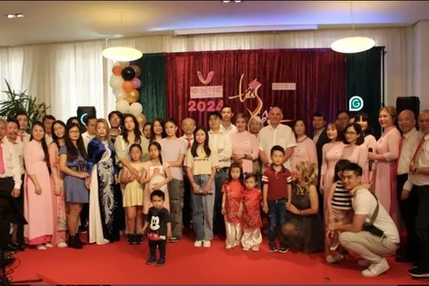 Le membre du conseil municipal d’Augsbourg, Gregor Lang (7e à partie de la droite, deuxième rang) avec les élèves et leurs parents posent pour une photo de groupe. Photo : VNA