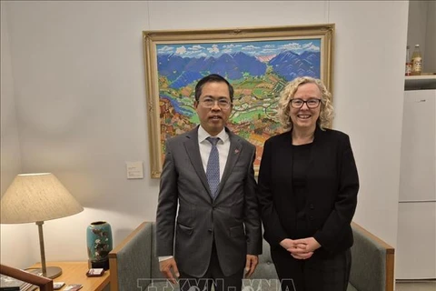 La vice-présidente de la Chambre des représentants autralienne Sharon Claydon (à droite) recevant l’ambassadeur du Vietnam en Australie, Pham Hung Tâm. Photo: VNA