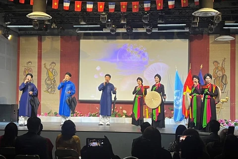 Présentation des chants populaires Quan ho de Bac Ninh lors de l’événement. Photo: VNA