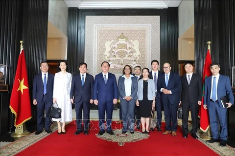 La délégation du Parti communiste du Vietnam et la vice-présidente de la Chambre des représentants Nadia Touhami posent pour une photo de souvenir. Photo: VNA