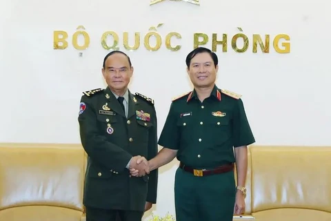 Le chef d’état-major général de l’Armée populaire du Vietnam et vice-ministre de la Défense Nguyên Tân Cuong (à droite) et le commandant en chef adjoint des Forces armées royales cambodgiennes et commandant de l’Armée royale cambodgienne, Mao Sophan. Photo : VNA